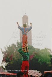 Image du Maroc Professionnelle de  Les acrobates, connus sous le nom d'Oulad Sidi Ahmad Ou Moussa, sont les héritiers traditionnel de l'école du Cheikh de Tazeroualet, fief de la famille maraboutique du Saint patron Sidi Ahmad ou Moussa, véritable société d'artistes de rue marocain, qui s'exerçaient à La fameuse place Jemaa El Fana de Marrakech, la ville touristique du Maroc, Jeudi 19 Mai 1988. (Photo / Abdeljalil Bounhar)